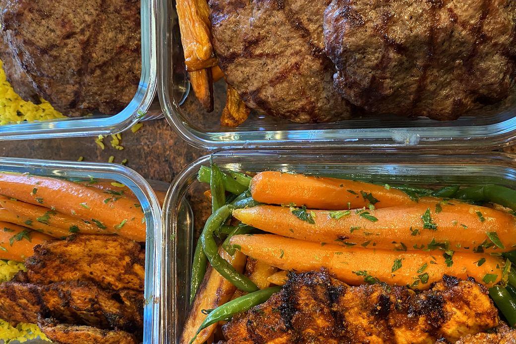 Prepared meals: grilled chicken, carrots and green beans